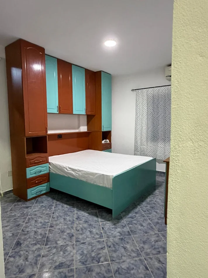Tirane, jepet me qera apartament 2+1+Ballkon Kati 4, 90 m² 400 € (Fresku)