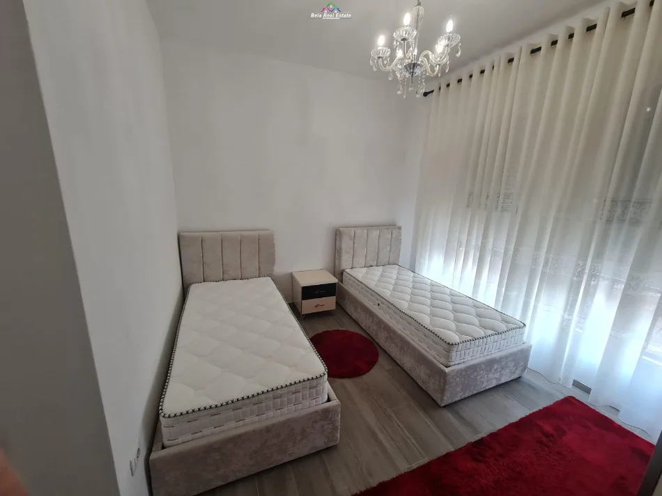 Tirane, jepet me qera apartament 1+1+Ballkon Kati 2, 70 m² 520 € (5 Maji, prane Black Stone)