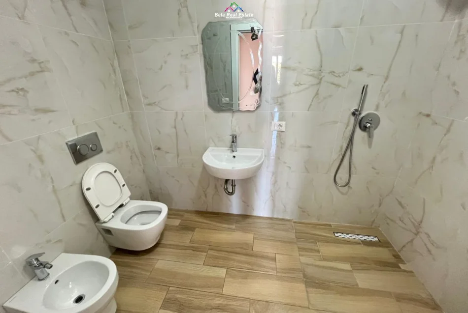 Tirane, jepet me qera zyre Kati 3, 106 m² 1.000 € (Rruga Kongresi i Manastirit)