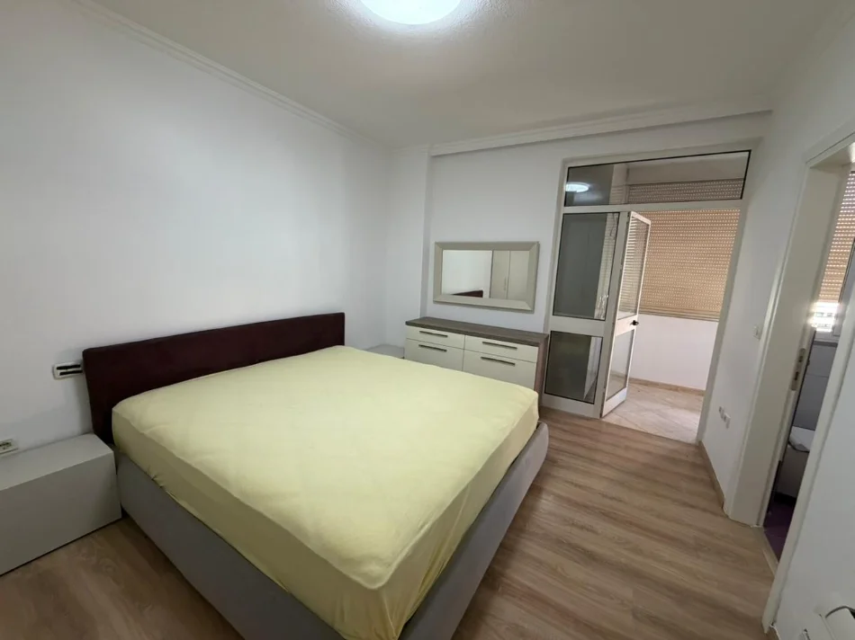 Tirane, jepet me qera apartament 3+1+Ballkon Kati 4, 120 m² 1.200 € (9 Kateshet)