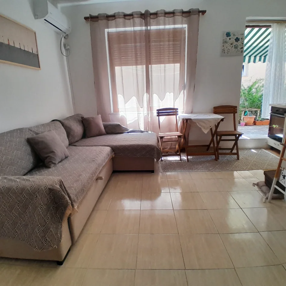 Jepet me qera nga pronari pa komision agjensie Apt 1+1+Aneks+Ballkon Kati 2, 42,000 ALL