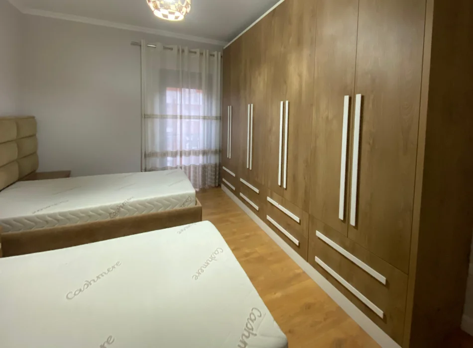 Tirane, jepet me qera apartament 3+1 , 113 m² 850 € 