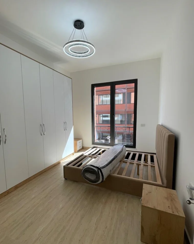 Tirane, jepet me qera apartament 1+1 , 70 m² 900 € 
