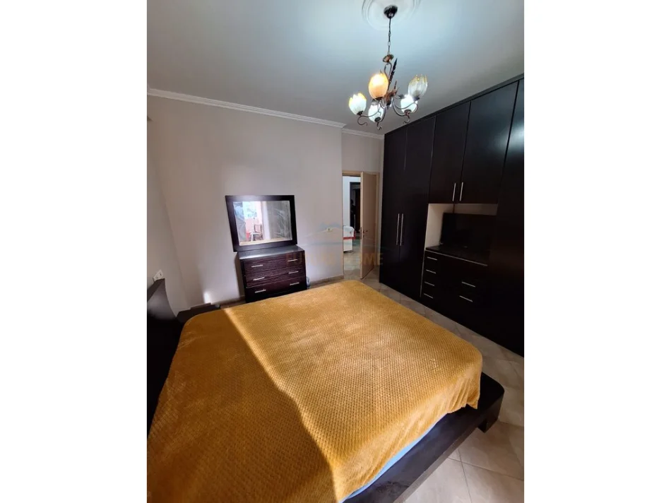 Tirane, jepet me qera apartament 2+1+Aneks+Ballkon Kati 4, 64 m² 550 € (SELITE, PERBALLE KRISTAL CENTER, PRANE BIG MARKET)