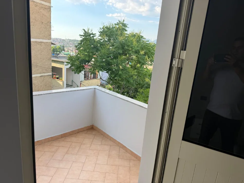 Tirane, jepet me qera apartament 1+1+Ballkon Kati 2, 68 m² 450 € (Kinostudio)