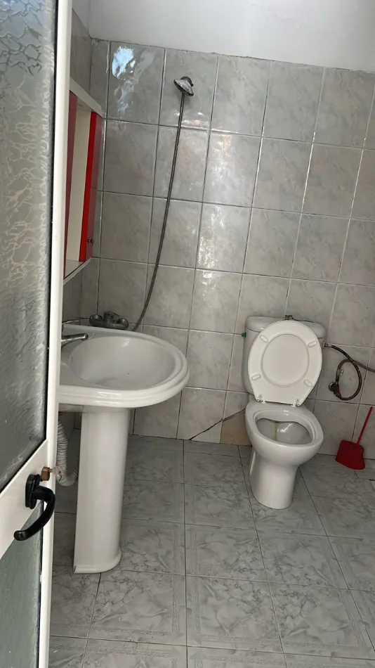 Tirane, jepet me qera apartament 1+1 Kati 1, 100 m² 300 € (Ish Parku i Autobuzave)