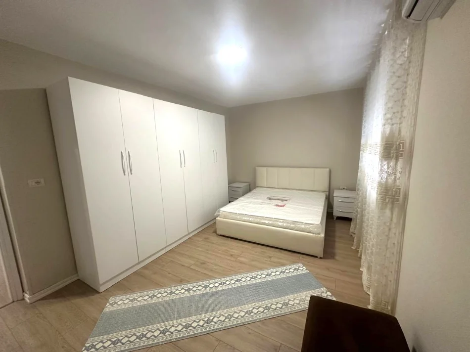 Tirane, jepet me qera apartament 3+1+Ballkon Kati 1, 120 m² 550 € (Rruga Xhanfize Keko)