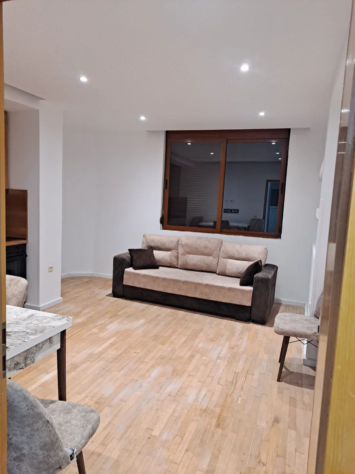Tirane, jepet me qera apartament 2+1+Ballkon Kati 3, 90 m² 550 € (Stacioni i Trenit)