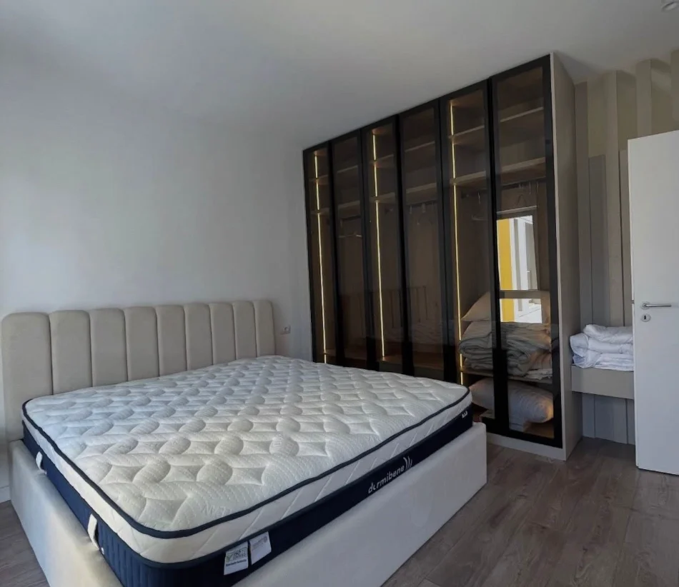 Tirane, jepet me qera apartament 2+1 , 90 m² 900 € 