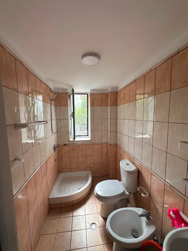 Tirane, jepet me qera apartament 2+1 Kati 3, 70 m² 550 € (Harry Fultz/Rr.Asim Vokshi)