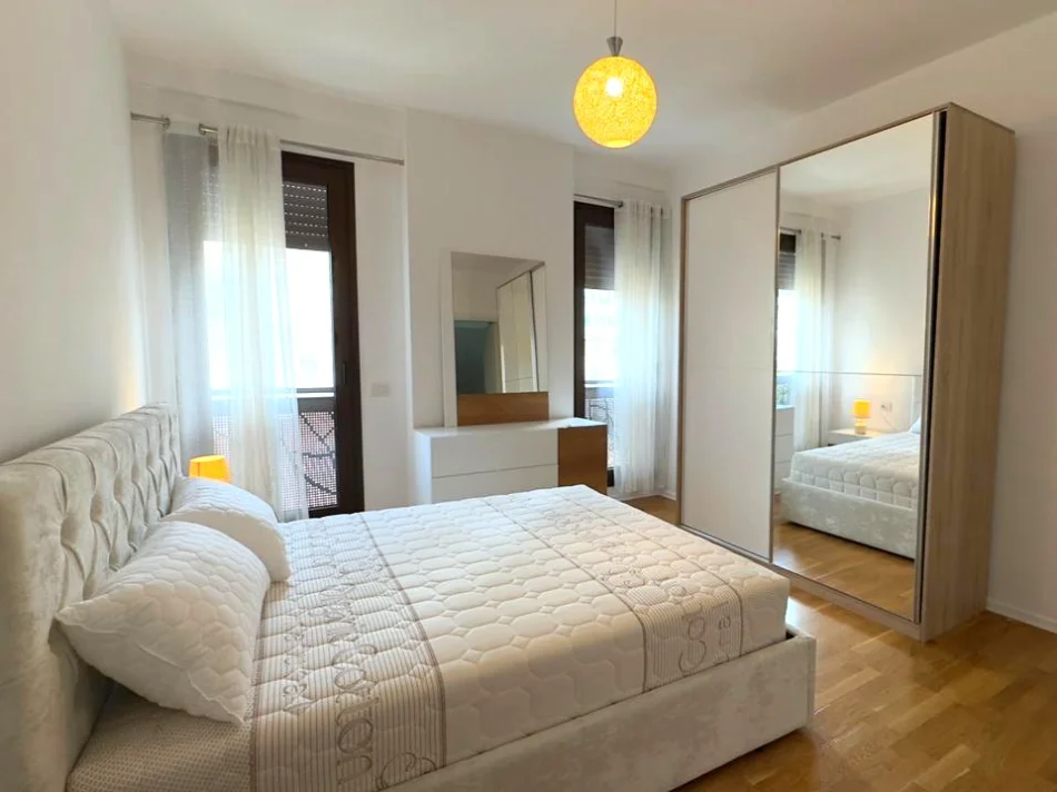 Tirane, jepet me qera apartament 2+1+Ballkon Kati 2, 100 m² 1.600 € (Rruga Barrikadave)