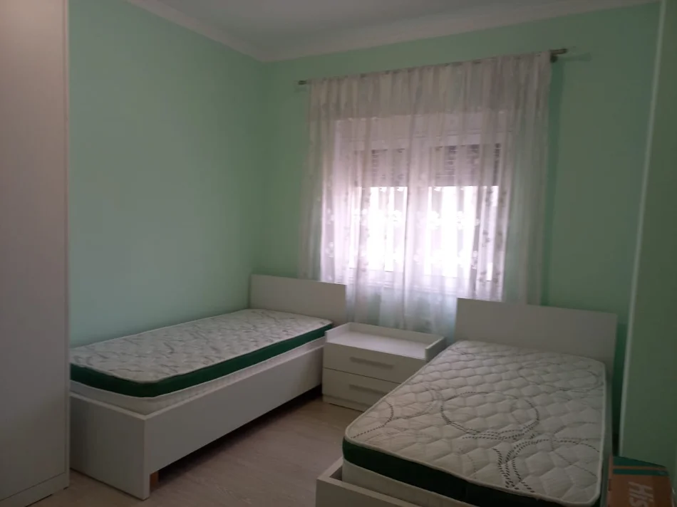 Tirane, jepet me qera apartament 2+1+Ballkon Kati 4, 95 m² 600 € (Don Bosko)
