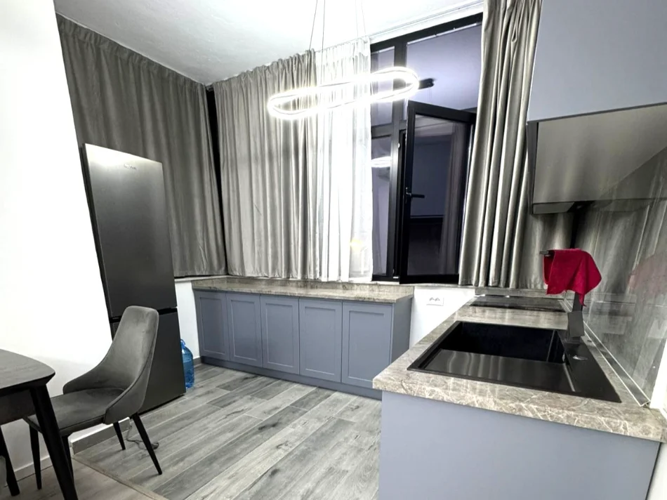 Tirane, jepet me qera apartament 1+1 Kati 2, 100 m² 650 € 