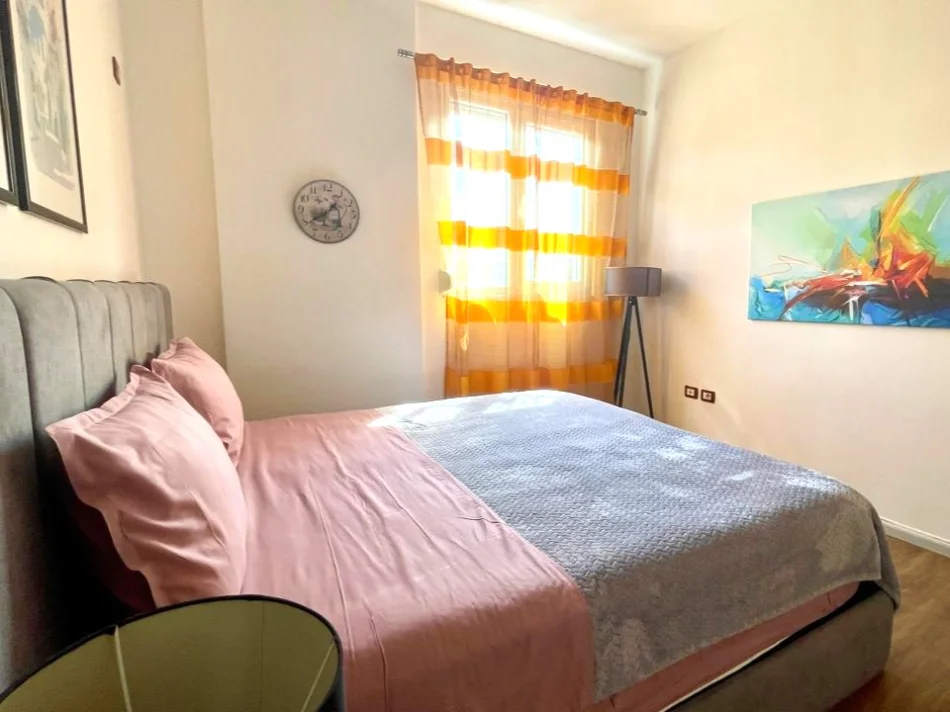 Tirane, jepet me qera apartament 1+1 Kati 7, 75 m² 700 € 