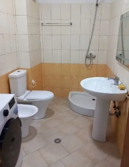Tirane, jepet me qera apartament 1+1 , 65 m² 400 € 