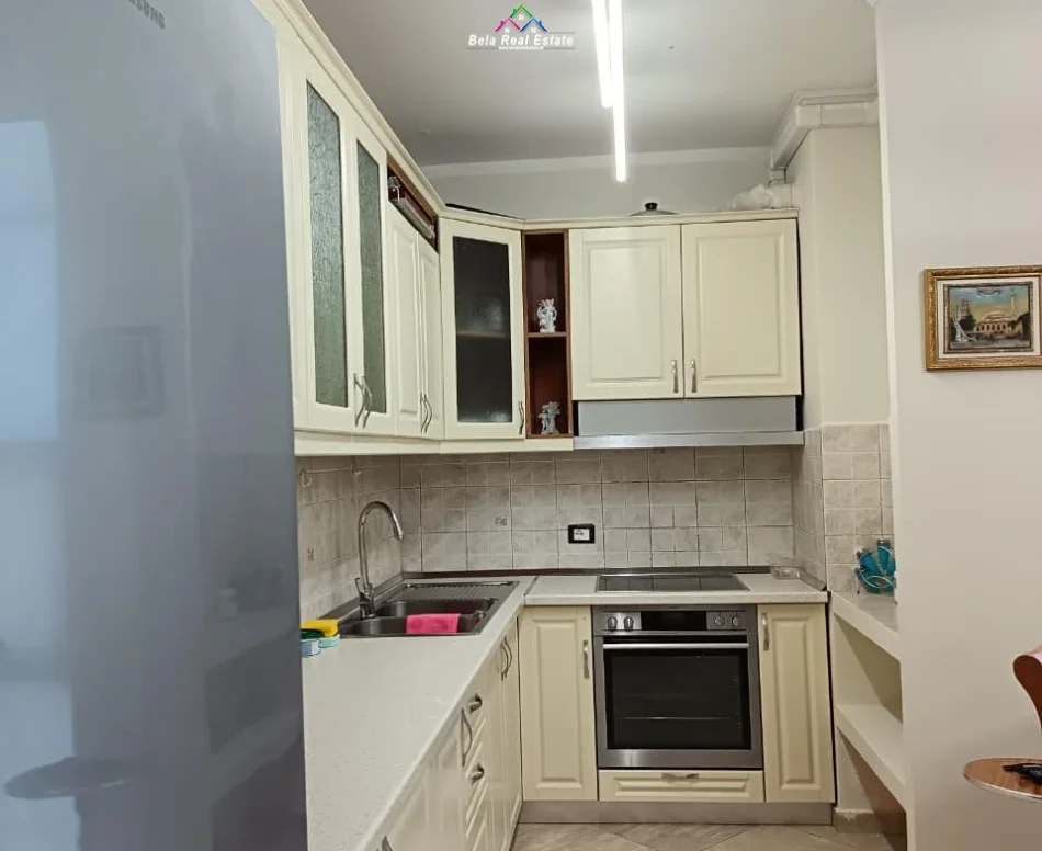 Tirane, jepet me qera apartament 1+1+Ballkon Kati 4, 70 m² 530 € (prane Intesa San Paolo Bank)