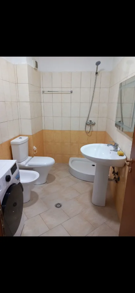 Tirane, jepet me qera apartament 1+1 , 63 m² 400 € (Yzberisht)