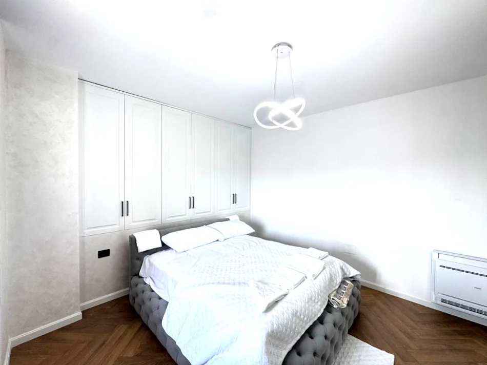 Tirane, jepet me qera apartament 2+1+Ballkon Kati 4, 90 m² 900 € 