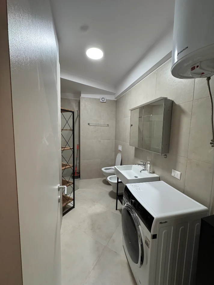 Tirane, jepet me qera apartament 1+1 , 75 m² 700 €