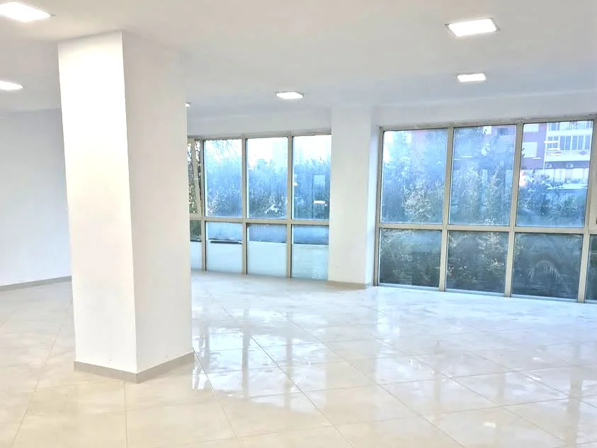 Tirane, jepet me qera ambjent biznesi , 260 m² 2.200 € 