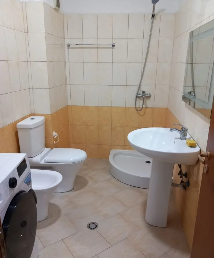 Tirane, jepet me qera apartament 1+1 , 63 m² 400 € 