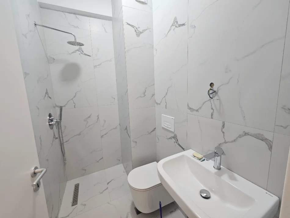 Tirane, jepet me qera apartament 1+1+Ballkon Kati 3, 60 m² 400 € (Kompleksi Kadiu)