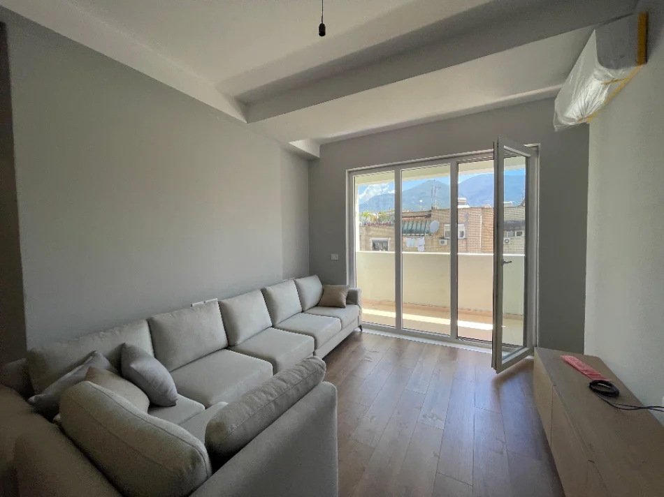 Tirane, jepet me qera apartament 2+1+Ballkon Kati 3, 102 m² 550 € (Shkolla Bashkuar)