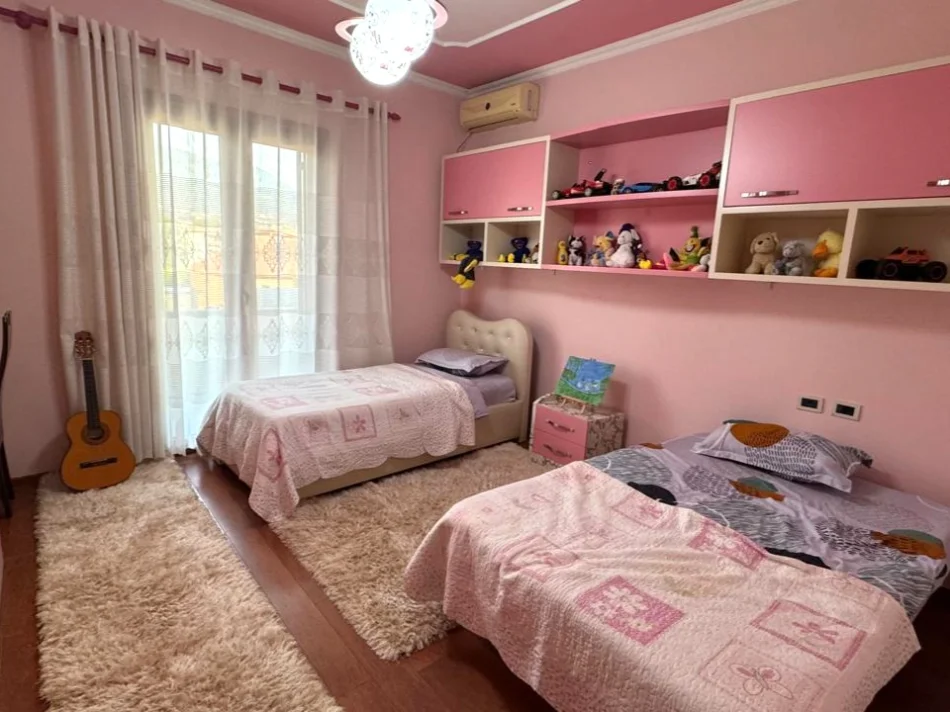 Tirane, jepet me qera Vile 2+1+Ballkon Kati 3, 145 m² 500 € (Rruga Njazi Meka)