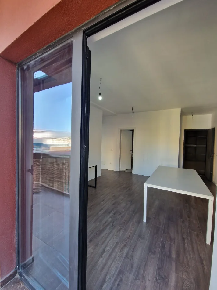 Tirane, jepet me qera apartament 2+1+Ballkon Kati 2, 103 m² 1.070 € (Garden Building, Rr. e Kavajës)