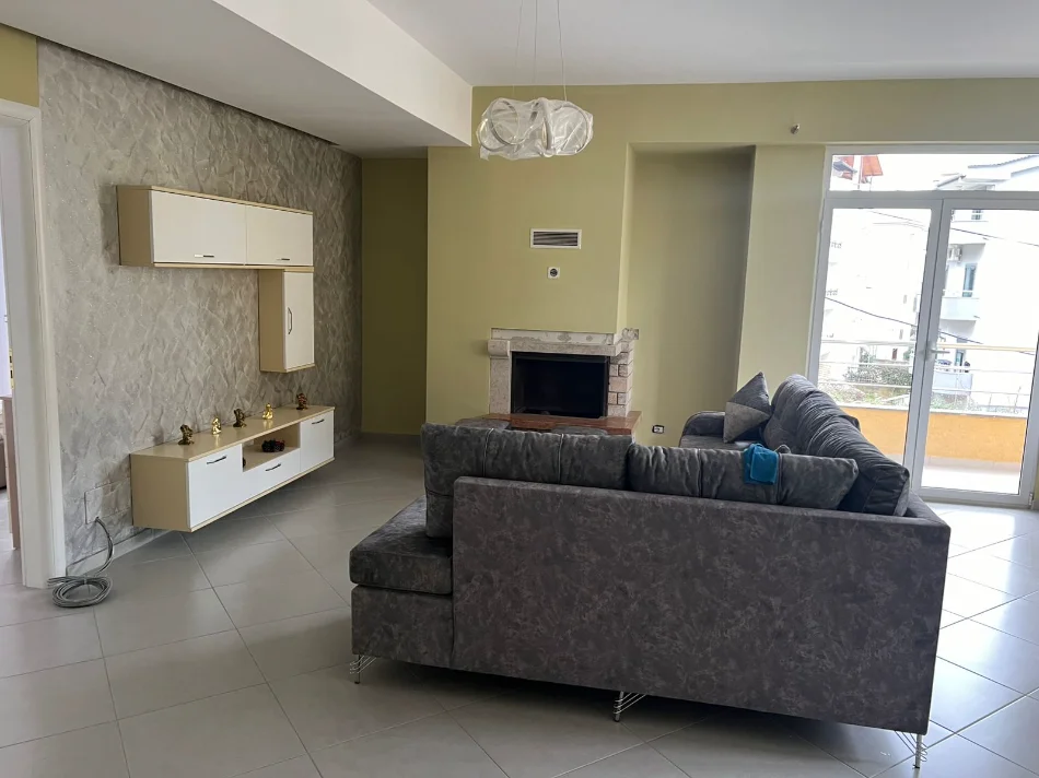 Tirane, jepet me qera apartament 2+1+Ballkon Kati 2, 124 m² 600 € (pranë Spitalit Shefqet Ndroqi)
