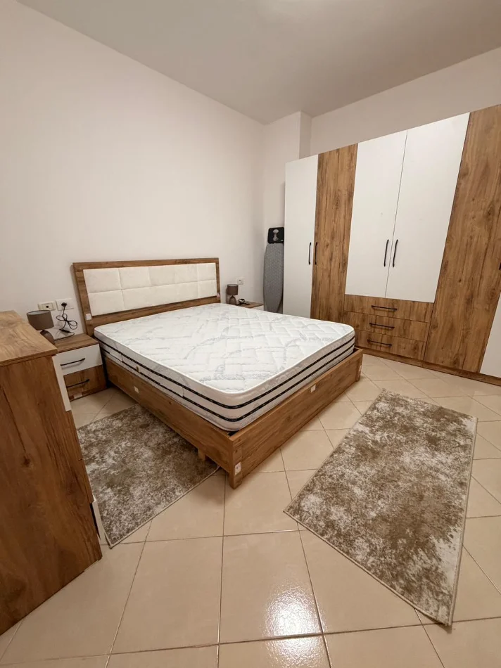 Tirane, jepet me qera apartament 2+1+Ballkon Kati 7, 100 m² 500 € (Yzberisht prane kmy-se)