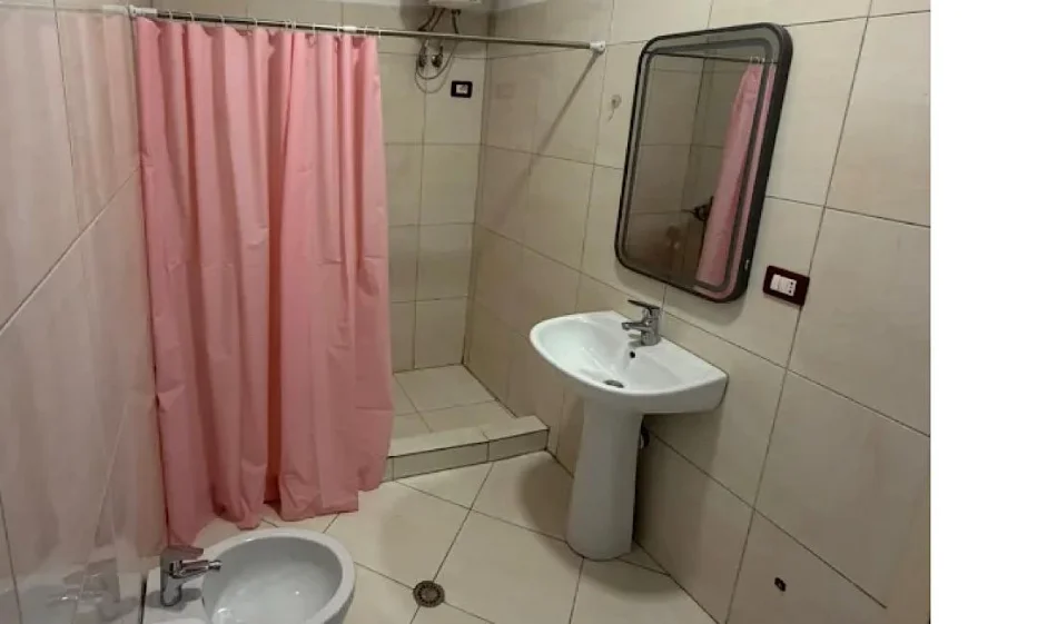 Tirane, jepet me qera apartament 1+1+Ballkon Kati 5, 60 m² 500 € (Rruga Teodoro Keko)