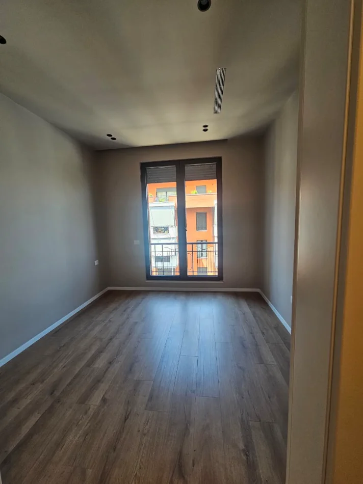 Tirane, jepet me qera apartament 2+1 , 120 m² 1.500 € (KOMPLEKSI DELIJORGJI)