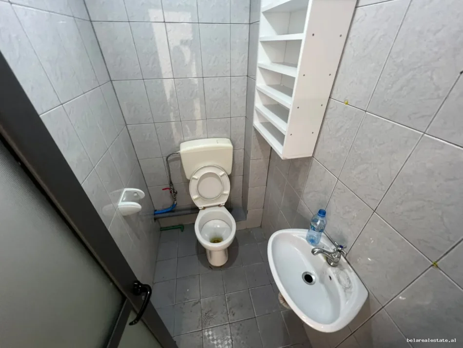 Tirane, jepet me qera dyqan Kati 0, 134 m² 1.500 € (Myslym Shyri)