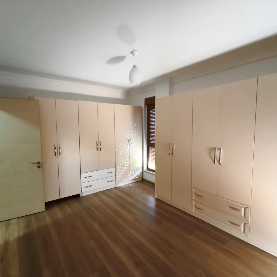 Tirane, jepet me qera Vile 3+1 , 200 m² 1.700 € (EG)