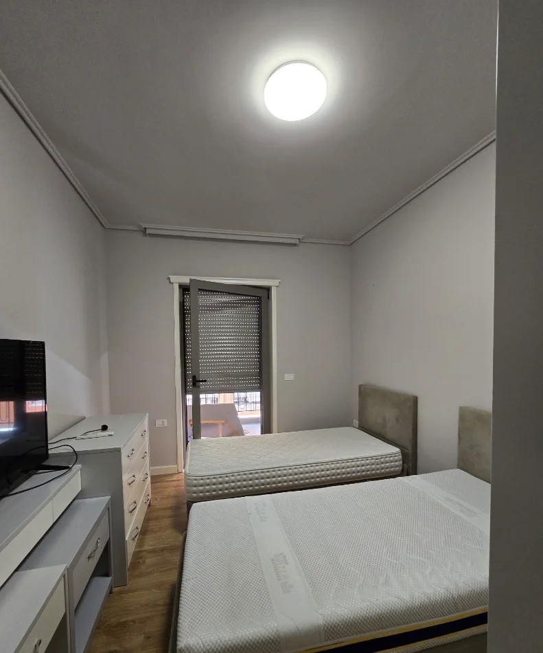 Tirane, jepet me qera apartament 2+1 , 125 m² 1.100 € 