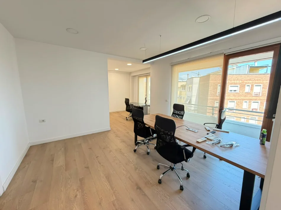 Tirane, jepet me qera zyre Kati 8, 200 m² 2.500 € (Hilton Garden Inn)