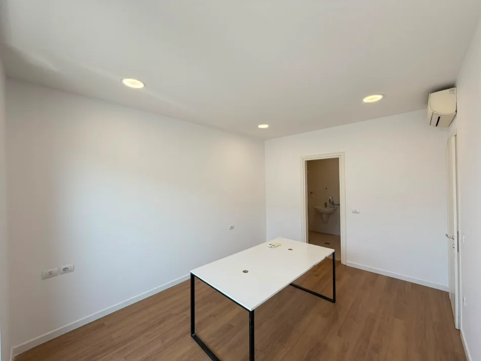 Tirane, jepet me qera zyre Kati 8, 180 m² 2.500 € (Hilton Garden Inn)