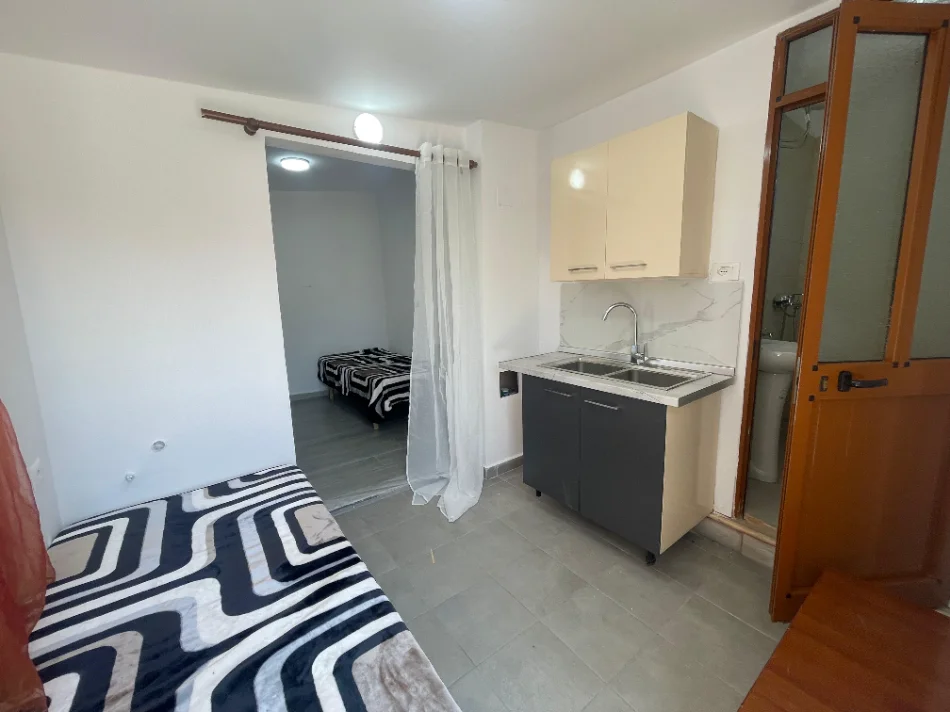 Tirane, jepet me qera apartament 1+1 Kati 0, 250 € (Rruga Idriz Dollaku)