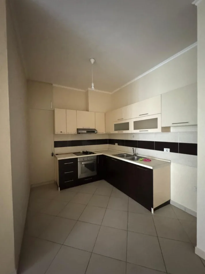 Tirane, shitet apartament 1+1 Kati 2, 72 m² 201.000 € (Komuna e Parisit)