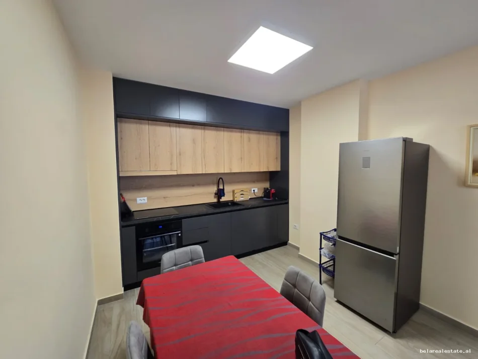 Tirane, jepet me qera apartament 2+1 Kati 2, 110 m² 690 € (Rruga Kongresi i Manastirit, Kimpleksi Zirkon)