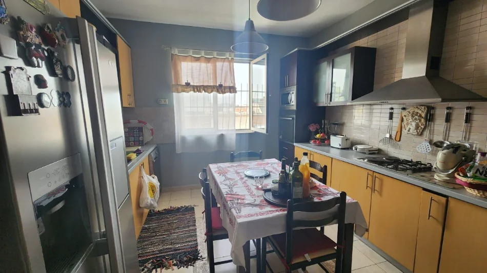 Tirane, jepet me qera apartament 2+1+Ballkon Kati 6, 140 m² 750 € (Pranë Ambasadës Amerikane)