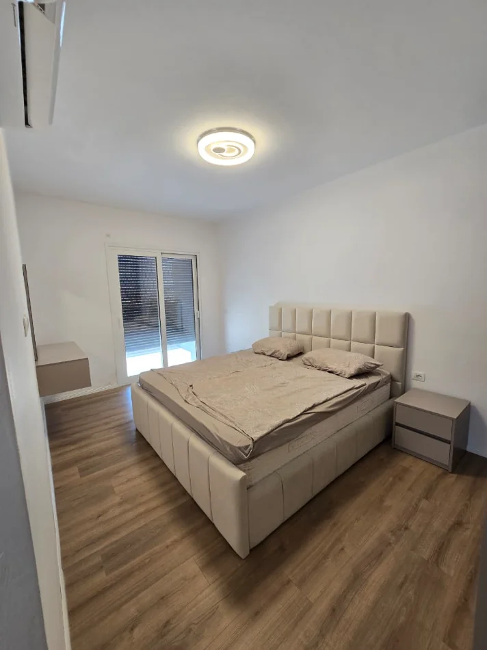 Tirane, jepet me qera apartament 2+1 , 150 m² 1.000 € 