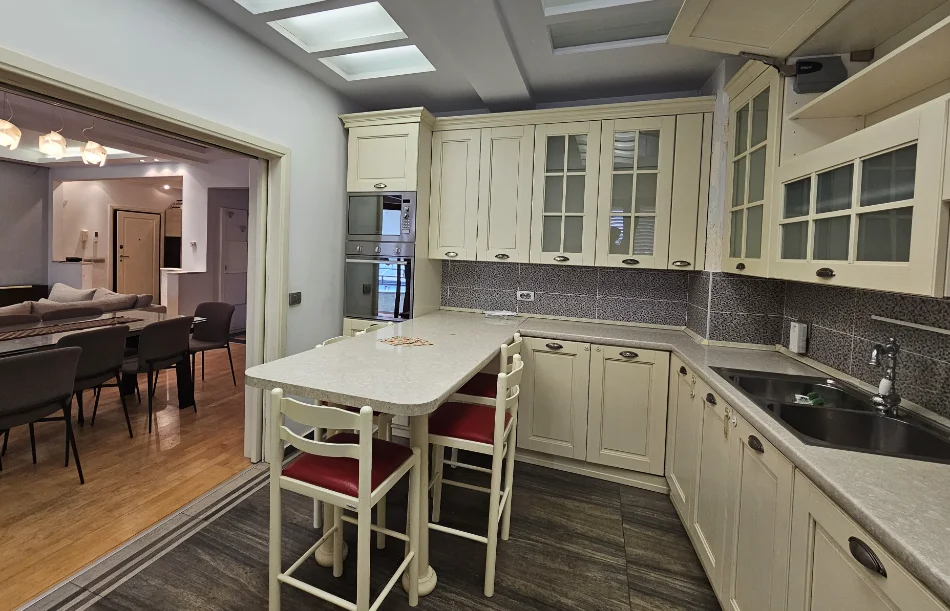 Tirane, shitet apartament 2+1 , 151 m² 410.000 € 