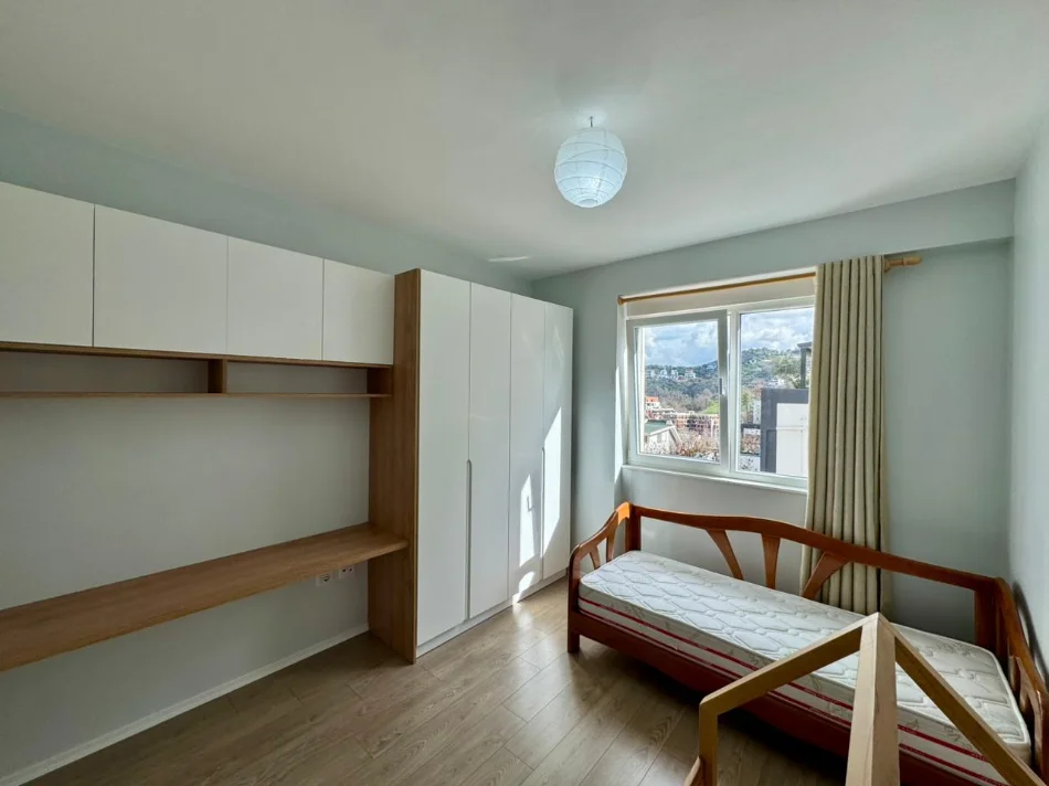 Tirane, shitet apartament 2+1+Ballkon Kati 4, 105 m² 278.000 € (Liqeni i Thate/Rruga Hamdi Sina)