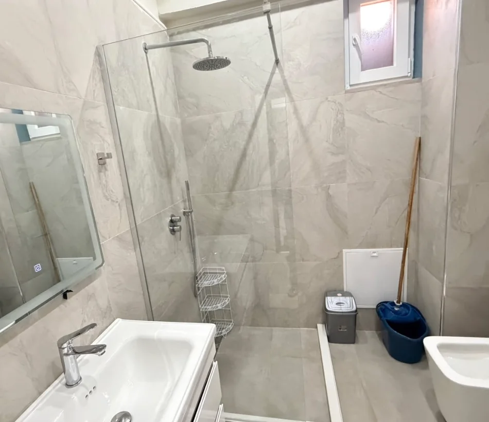 Tirane, jepet me qera apartament 1+1 , 65 m² 650 € 