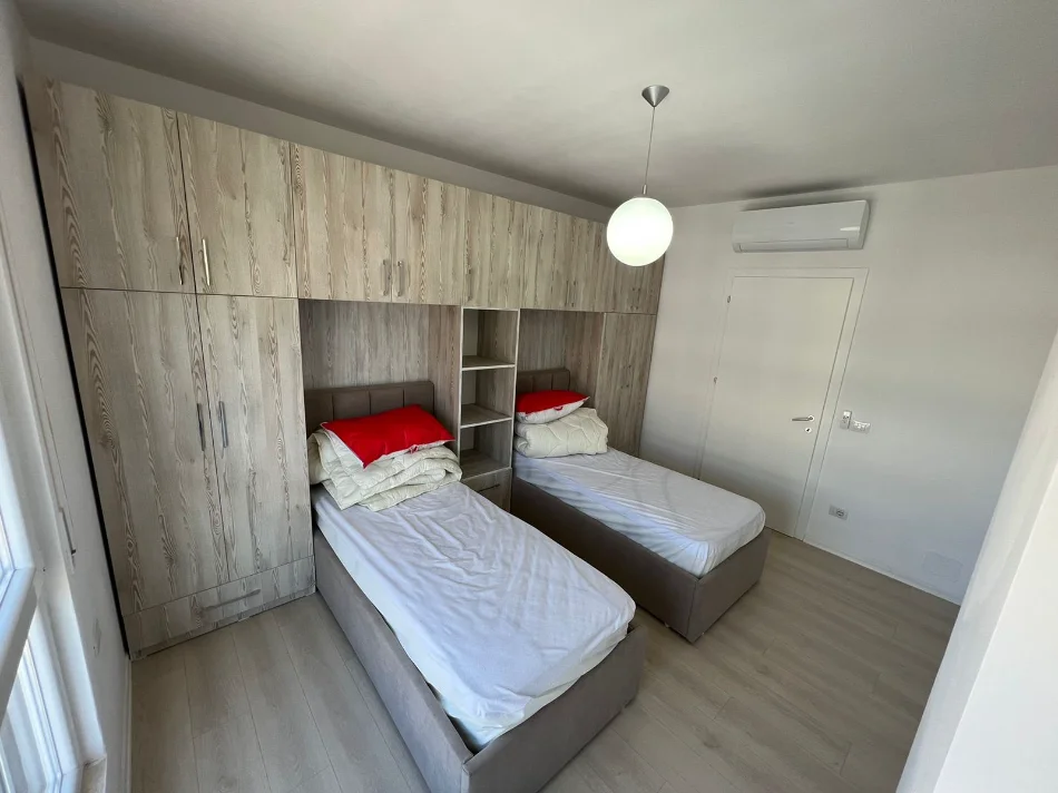Tirane, jepet me qera apartament 2+1 , 90 m² 600 € (Rruga 5 Maji)