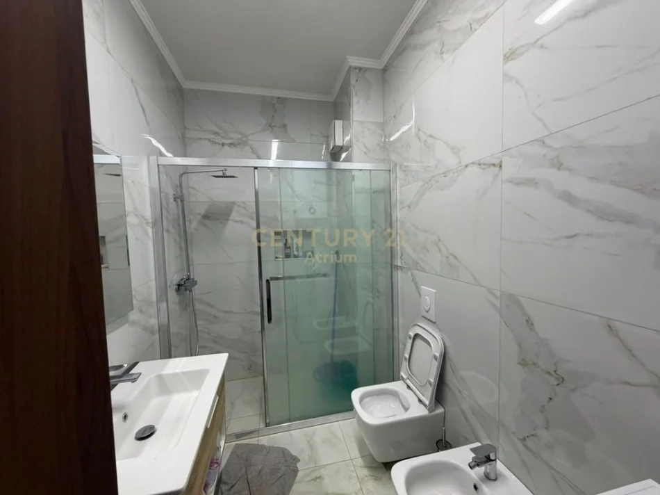 Tirane, jepet me qera apartament 2+1 Kati 8, 106 m² 800 € (Spitali Amerikan 3)