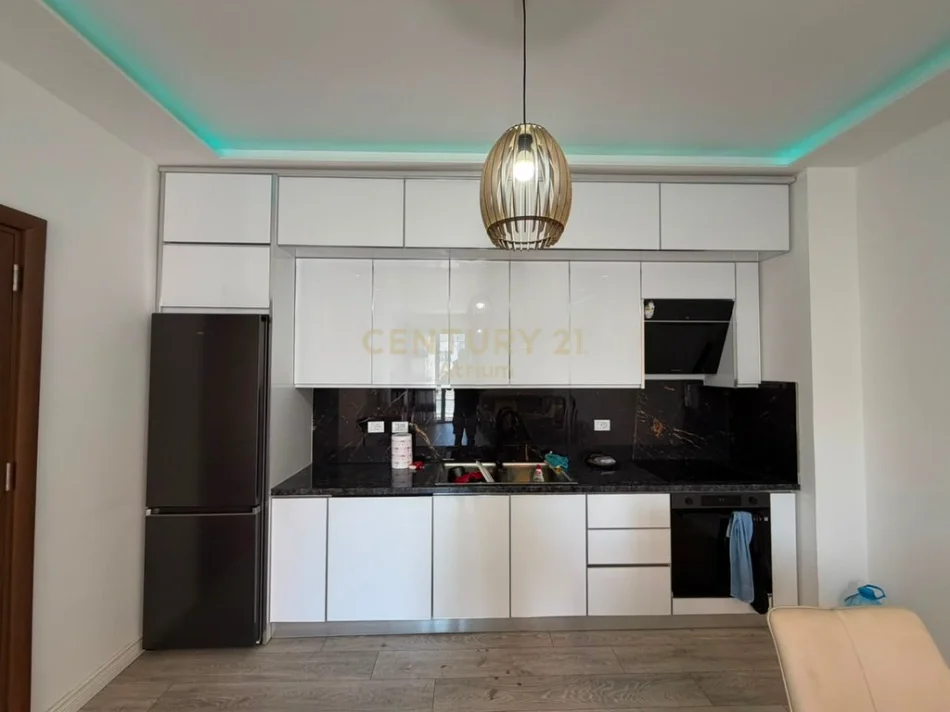 Tirane, jepet me qera apartament 2+1+Ballkon Kati 8, 106 m² 800 € (selite)