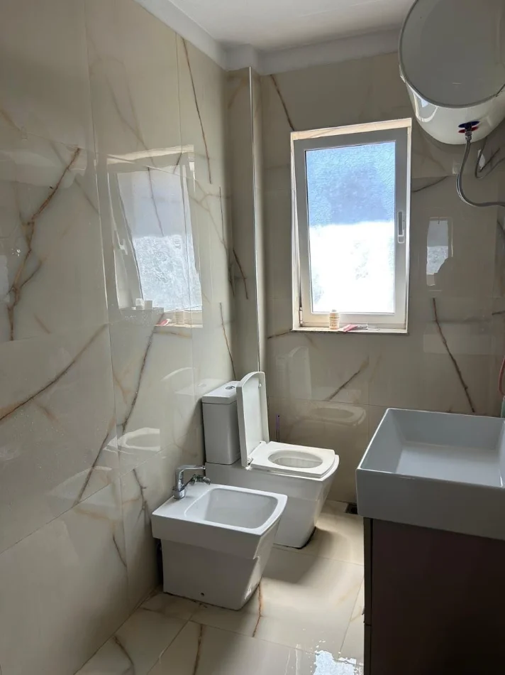 Tirane, jepet me qera apartament 2+1+Ballkon Kati 5, 80 m² 550 € (Rruga Fortuzi)